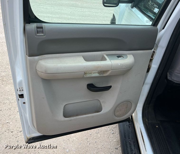 image for item LG9189 2011 Chevrolet Silverado 3500HD  Crew Cab utility bed pickup truck