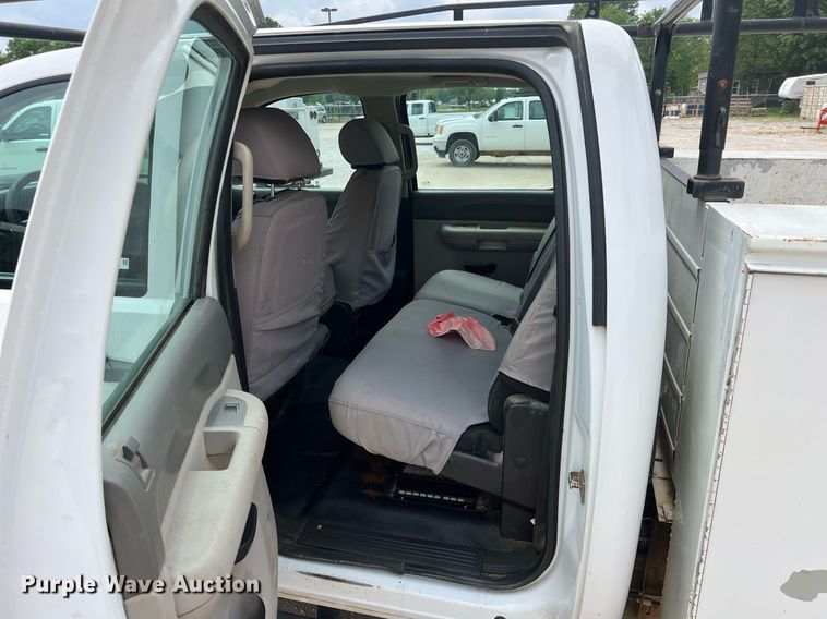 image for item LG9189 2011 Chevrolet Silverado 3500HD  Crew Cab utility bed pickup truck