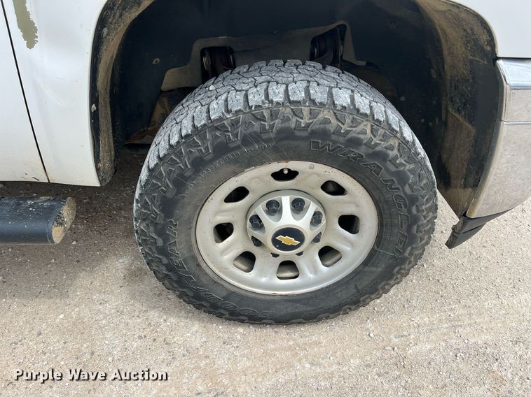 image for item LG9189 2011 Chevrolet Silverado 3500HD  Crew Cab utility bed pickup truck