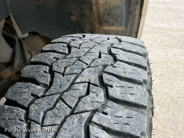 image for item LG9189 2011 Chevrolet Silverado 3500HD  Crew Cab utility bed pickup truck