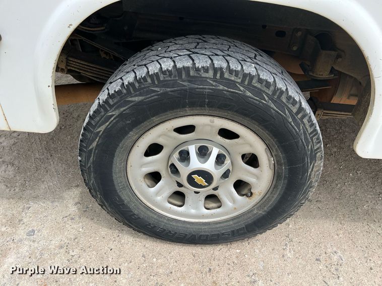 image for item LG9189 2011 Chevrolet Silverado 3500HD  Crew Cab utility bed pickup truck