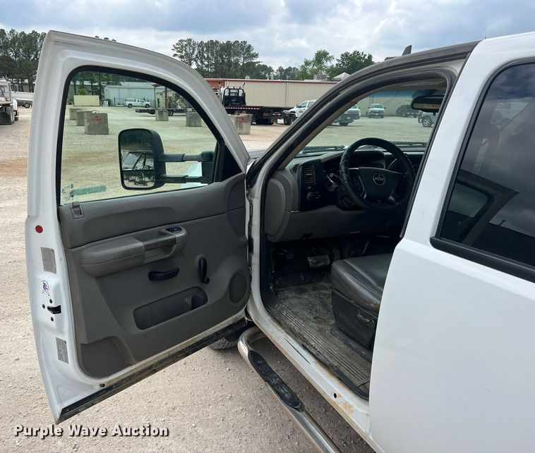 image for item LG9190 2008 Chevrolet Silverado 3500HD  Crew Cab utility bed pickup truck
