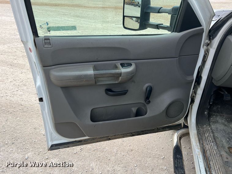 image for item LG9190 2008 Chevrolet Silverado 3500HD  Crew Cab utility bed pickup truck