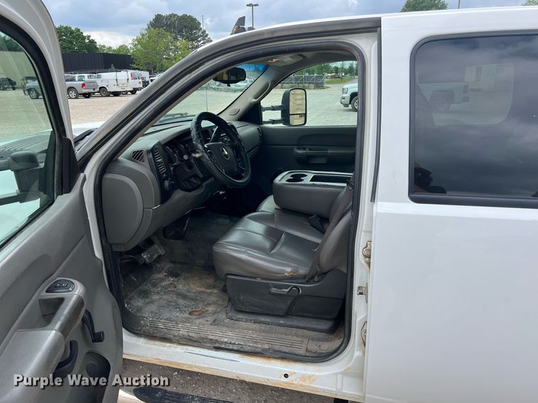 image for item LG9190 2008 Chevrolet Silverado 3500HD  Crew Cab utility bed pickup truck