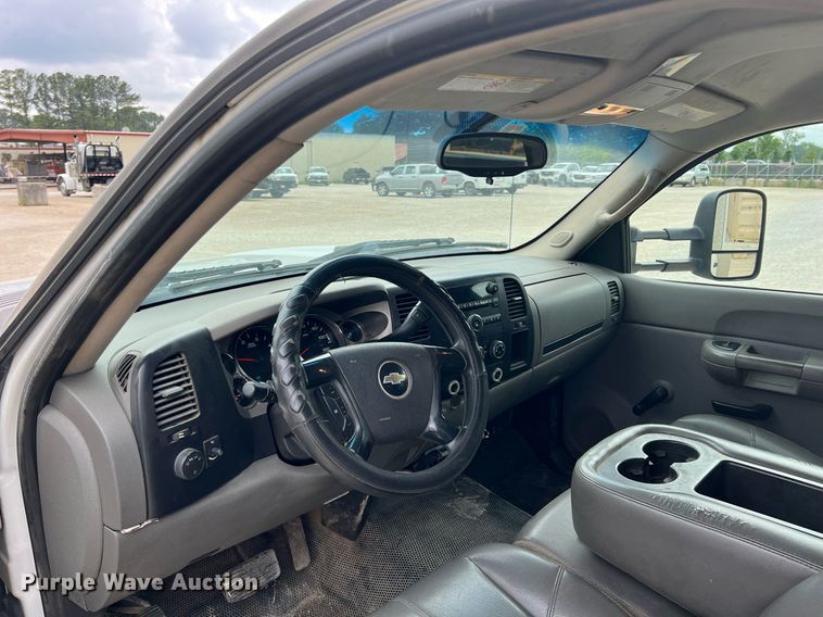 image for item LG9190 2008 Chevrolet Silverado 3500HD  Crew Cab utility bed pickup truck