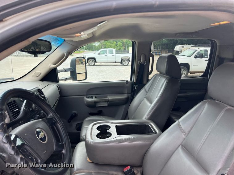 image for item LG9190 2008 Chevrolet Silverado 3500HD  Crew Cab utility bed pickup truck