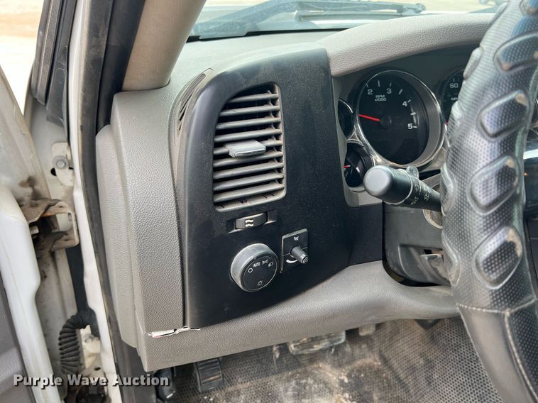 image for item LG9190 2008 Chevrolet Silverado 3500HD  Crew Cab utility bed pickup truck