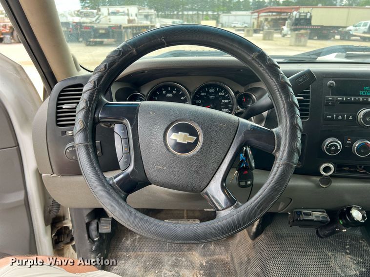 image for item LG9190 2008 Chevrolet Silverado 3500HD  Crew Cab utility bed pickup truck