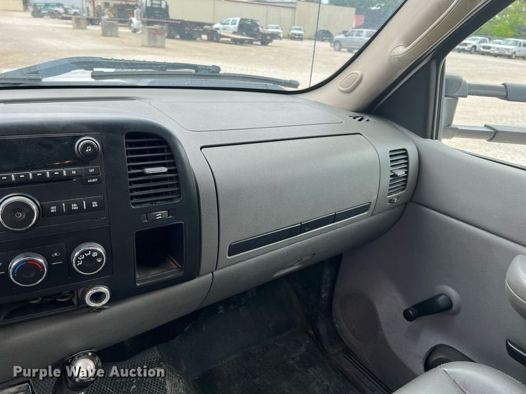 image for item LG9190 2008 Chevrolet Silverado 3500HD  Crew Cab utility bed pickup truck