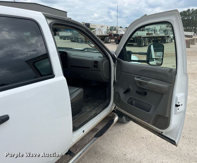 image for item LG9190 2008 Chevrolet Silverado 3500HD  Crew Cab utility bed pickup truck