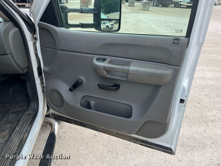 image for item LG9190 2008 Chevrolet Silverado 3500HD  Crew Cab utility bed pickup truck