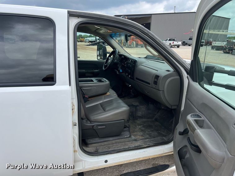 image for item LG9190 2008 Chevrolet Silverado 3500HD  Crew Cab utility bed pickup truck