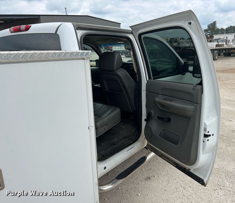 image for item LG9190 2008 Chevrolet Silverado 3500HD  Crew Cab utility bed pickup truck