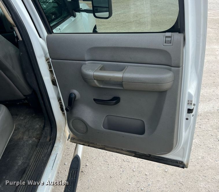 image for item LG9190 2008 Chevrolet Silverado 3500HD  Crew Cab utility bed pickup truck