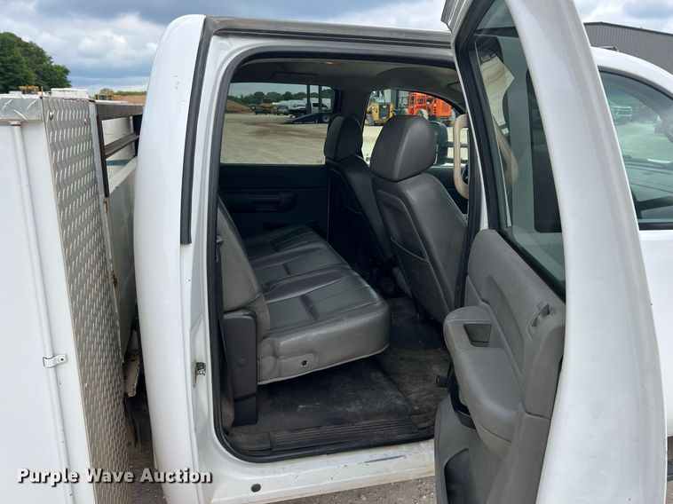 image for item LG9190 2008 Chevrolet Silverado 3500HD  Crew Cab utility bed pickup truck