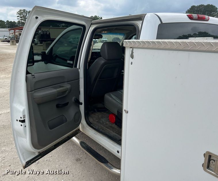 image for item LG9190 2008 Chevrolet Silverado 3500HD  Crew Cab utility bed pickup truck