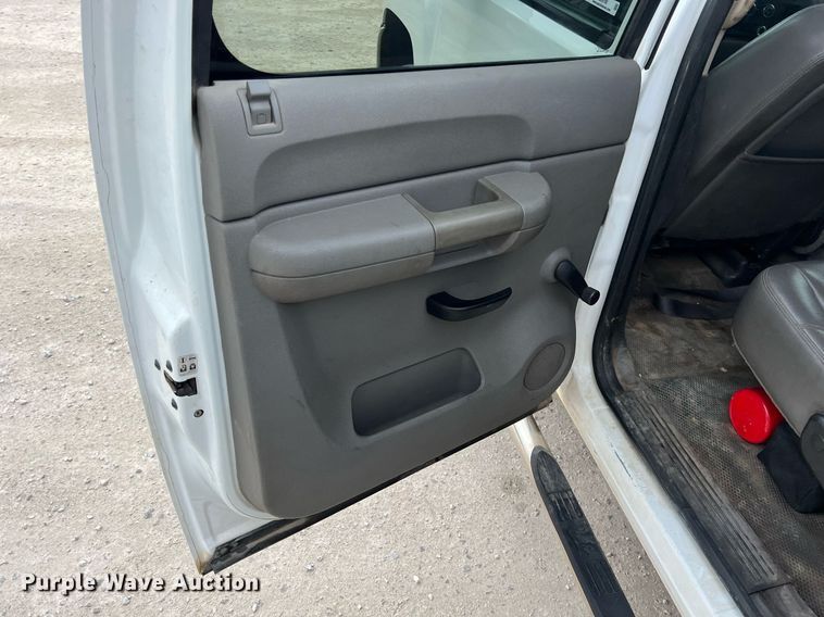 image for item LG9190 2008 Chevrolet Silverado 3500HD  Crew Cab utility bed pickup truck