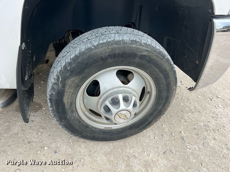 image for item LG9190 2008 Chevrolet Silverado 3500HD  Crew Cab utility bed pickup truck