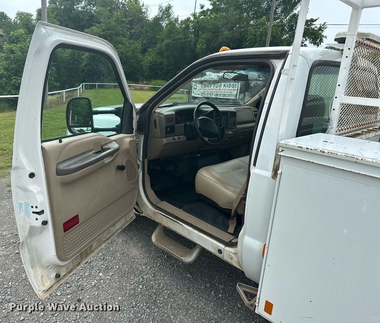 image for item LG9241 2002 Ford F350 Super Duty  utility bed pickup truck