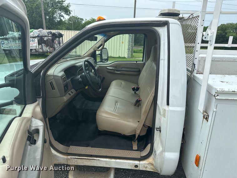 image for item LG9241 2002 Ford F350 Super Duty  utility bed pickup truck