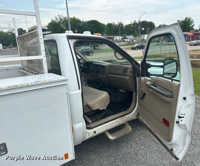 image for item LG9241 2002 Ford F350 Super Duty  utility bed pickup truck