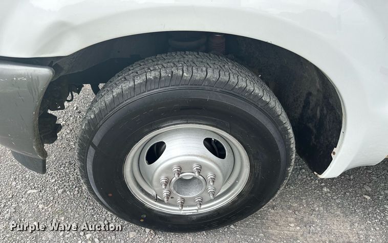 image for item LG9241 2002 Ford F350 Super Duty  utility bed pickup truck