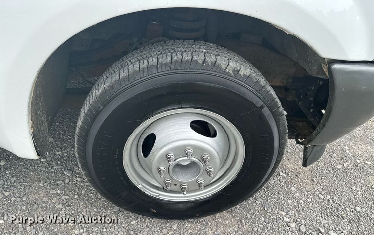 image for item LG9241 2002 Ford F350 Super Duty  utility bed pickup truck