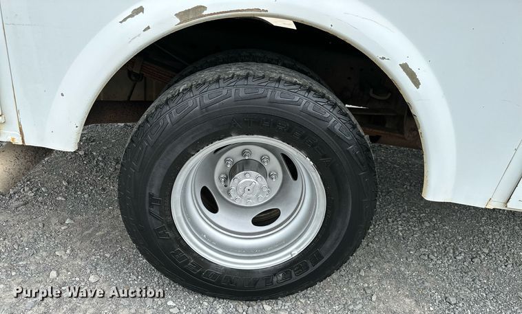 image for item LG9241 2002 Ford F350 Super Duty  utility bed pickup truck