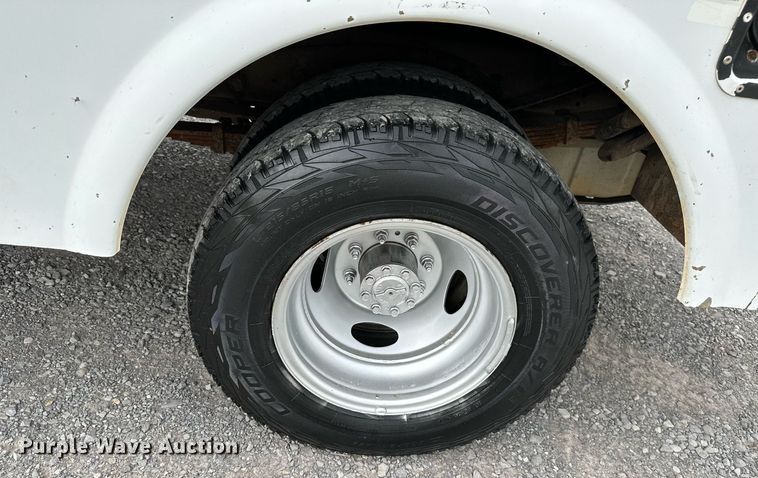 image for item LG9241 2002 Ford F350 Super Duty  utility bed pickup truck