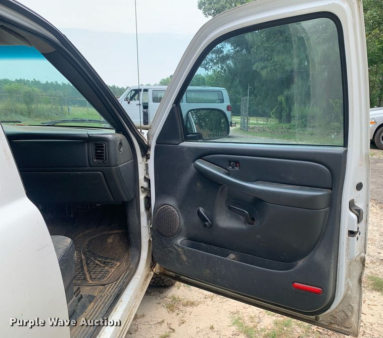 image for item LH9638 2002 Chevrolet Silverado 1500  Ext. Cab pickup truck