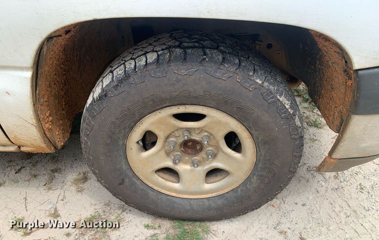 image for item LH9638 2002 Chevrolet Silverado 1500  Ext. Cab pickup truck