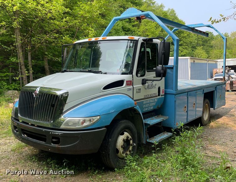 image for item LJ9712 2004 International 4300  flatbed truck