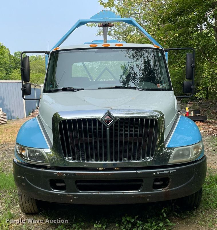 image for item LJ9712 2004 International 4300  flatbed truck