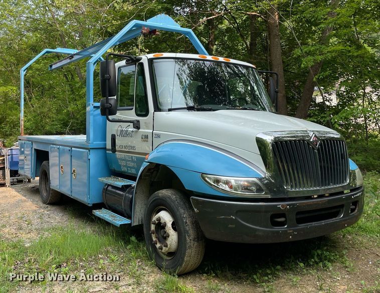 image for item LJ9712 2004 International 4300  flatbed truck