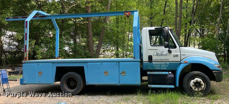 image for item LJ9712 2004 International 4300  flatbed truck