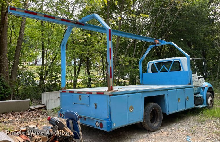 image for item LJ9712 2004 International 4300  flatbed truck