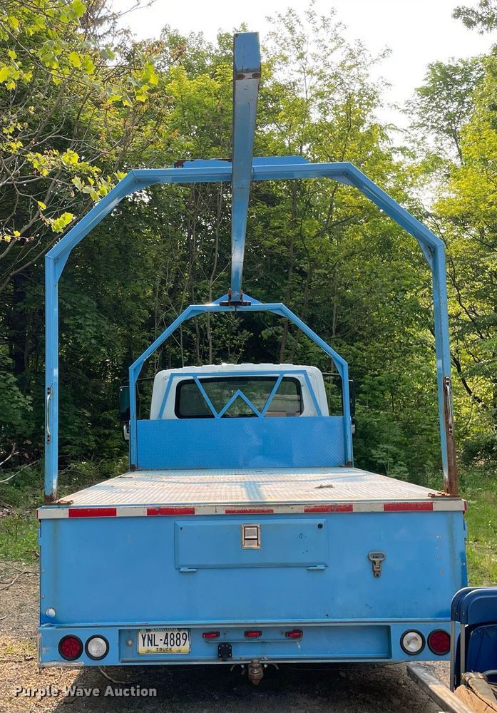 image for item LJ9712 2004 International 4300  flatbed truck