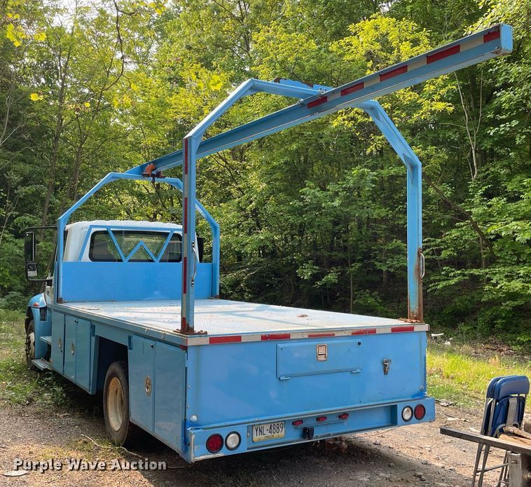 image for item LJ9712 2004 International 4300  flatbed truck