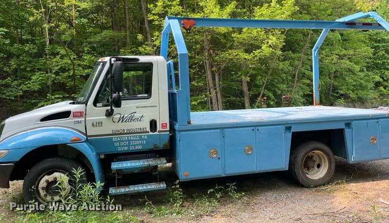 image for item LJ9712 2004 International 4300  flatbed truck