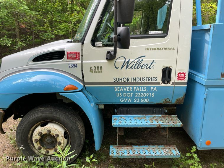 image for item LJ9712 2004 International 4300  flatbed truck