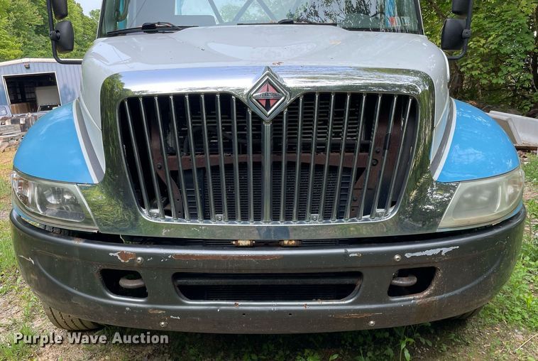 image for item LJ9712 2004 International 4300  flatbed truck