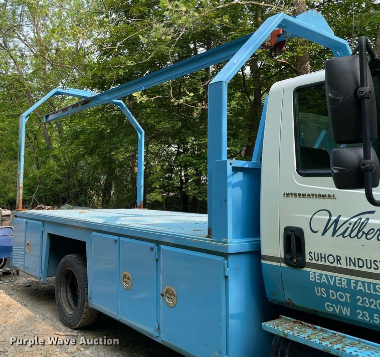 image for item LJ9712 2004 International 4300  flatbed truck