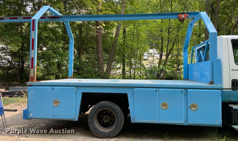 image for item LJ9712 2004 International 4300  flatbed truck