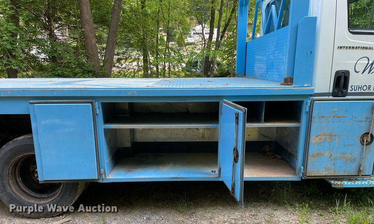 image for item LJ9712 2004 International 4300  flatbed truck