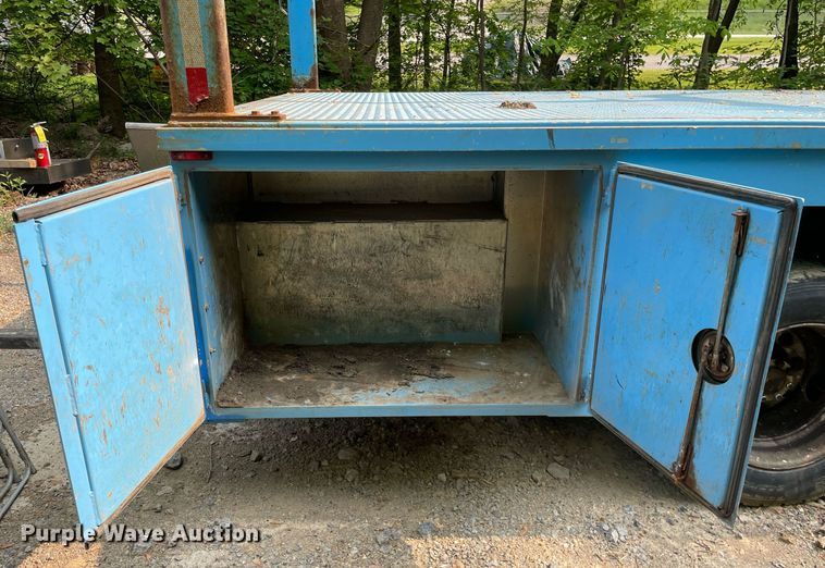 image for item LJ9712 2004 International 4300  flatbed truck