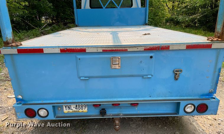 image for item LJ9712 2004 International 4300  flatbed truck