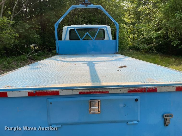 image for item LJ9712 2004 International 4300  flatbed truck