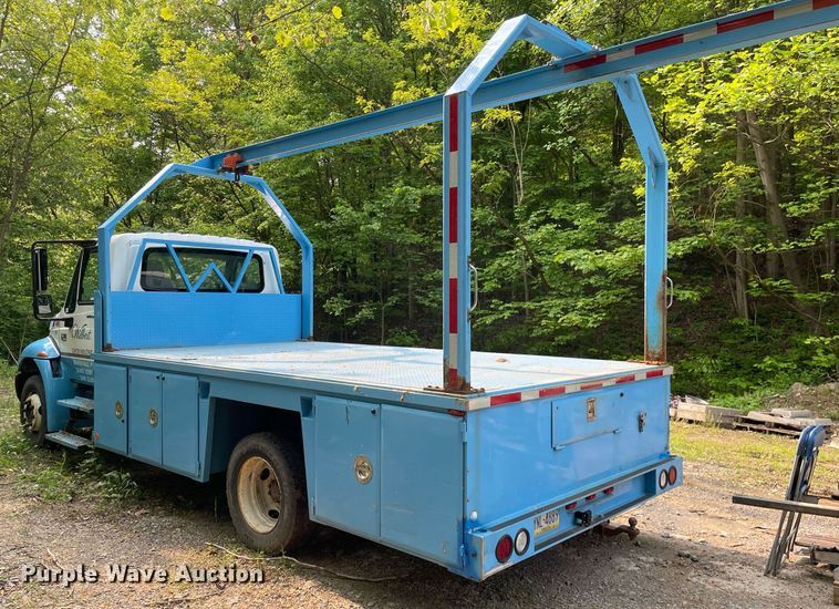 image for item LJ9712 2004 International 4300  flatbed truck