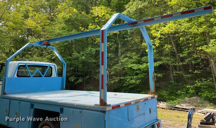 image for item LJ9712 2004 International 4300  flatbed truck