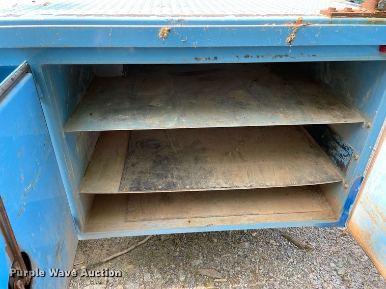 image for item LJ9712 2004 International 4300  flatbed truck